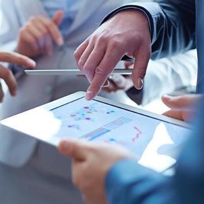 Zistite, čo je biznis stratégia, prečo je pre firmu kľúčová a ako ju vytvoriť tak, aby prinášala reálne výsledky.